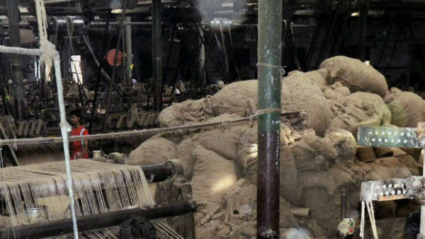 শ্রমিক বিক্ষোভের মাঝেই তালা ঝুলল টিটাগড়ের সানবিম জুটমিলে, কর্মহীন দেড় হাজার শ্রমিক শ্রমিক বিক্ষোভের মাঝেই তালা ঝুলল টিটাগড়ের সানবিম জুটমিলে, কর্মহীন দেড় হাজার শ্রমিক