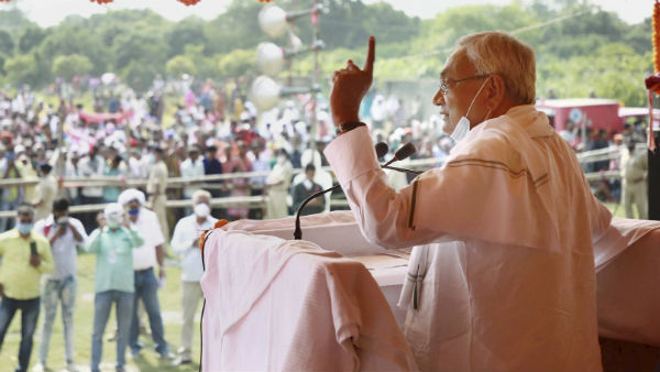 নীতীশের কটাক্ষের মুখে বাবড়ি দেবী মুখ্যমন্ত্রীত্বও নীতীশের কটাক্ষের মুখে বাবড়ি দেবী মুখ্যমন্ত্রীত্বও