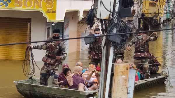 ভাসছে হায়দরাবাদ