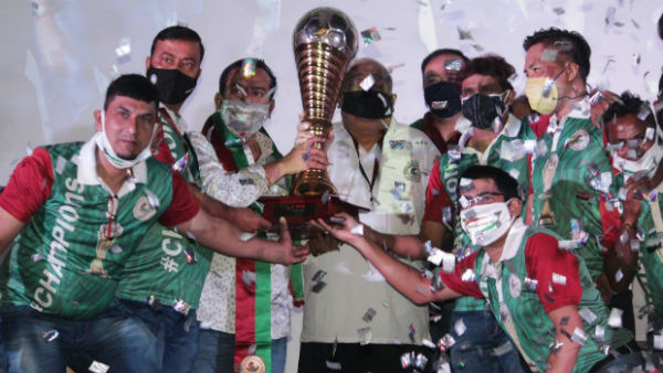 ৭ মাসের অপেক্ষা শেষে ট্রফি হাতে পেল মোহনবাগান ৭ মাসের অপেক্ষা শেষে ট্রফি হাতে পেল মোহনবাগান
