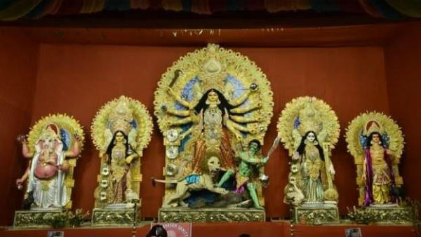 এই পুজোয় সভাপতি থেকেছেন নেতাজি সুভাষ চন্দ্র বোস এই পুজোয় সভাপতি থেকেছেন নেতাজি সুভাষ চন্দ্র বোস