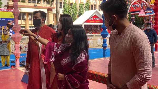 ঢাক বাজালেন সৃজিত-নিখিল ঢাক বাজালেন সৃজিত-নিখিল