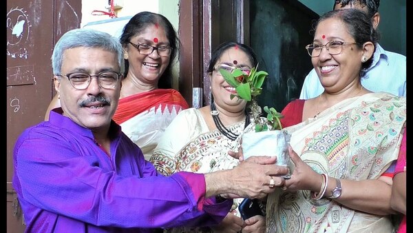 পাহারার কথা বলেও বিড়াল মাছ নিয়ে পালাচ্ছে