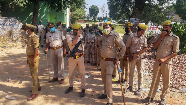 হাথরাসে অভিযুক্তদের সমর্থনে উচ্চবর্ণের ধর্না হাথরাসে অভিযুক্তদের সমর্থনে উচ্চবর্ণের ধর্না