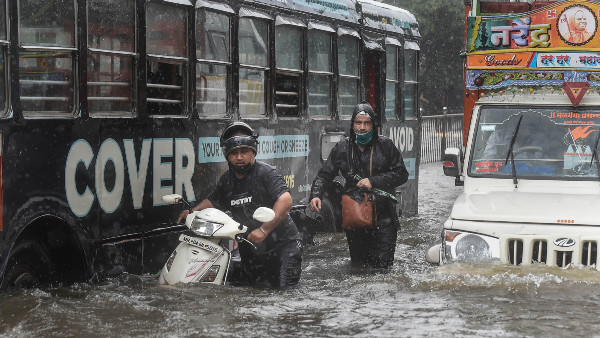 মুম্বইয়ের একাধিক এলাকা জলমগ্ন মুম্বইয়ের একাধিক এলাকা জলমগ্ন