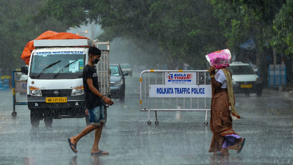  দুর্গাপুজোর মেজাজে জল ঢালছে বৃষ্টি!