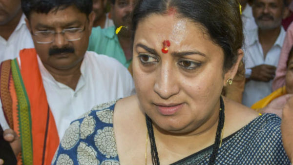 সাংগঠনিক বৈঠকে স্মৃতি ইরানি 