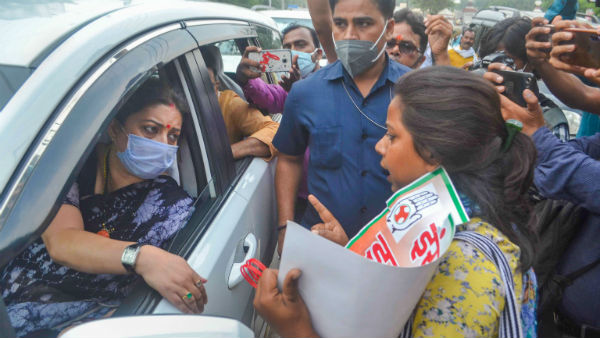 স্মৃতি ইরানিকে বিক্ষোভ প্রদর্শন স্মৃতি ইরানিকে বিক্ষোভ প্রদর্শন
