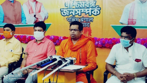 জেহাদ ঘোষণার পর দিলীপ-সকাশে বিজয়া জেহাদ ঘোষণার পর দিলীপ-সকাশে বিজয়া