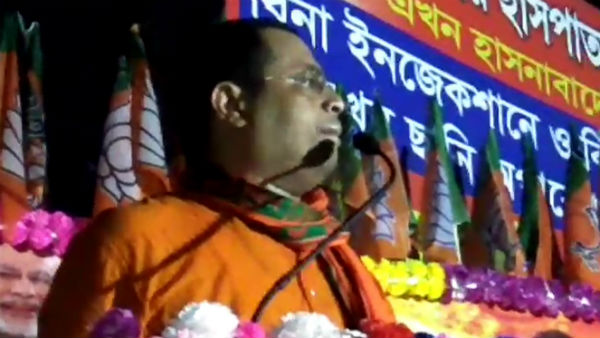 সৌমিত্র খাঁকে এলাকায় ঢুকতে প্রথমে বাধা সৌমিত্র খাঁকে এলাকায় ঢুকতে প্রথমে বাধা