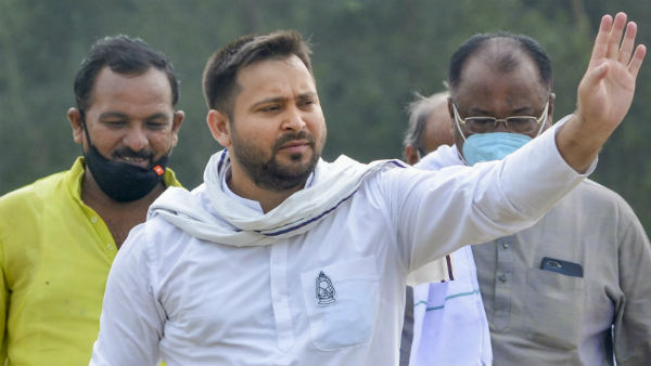 সরকারে এলে ১০ লক্ষ চাকরির প্রতিশ্রুতি তেজস্বীর