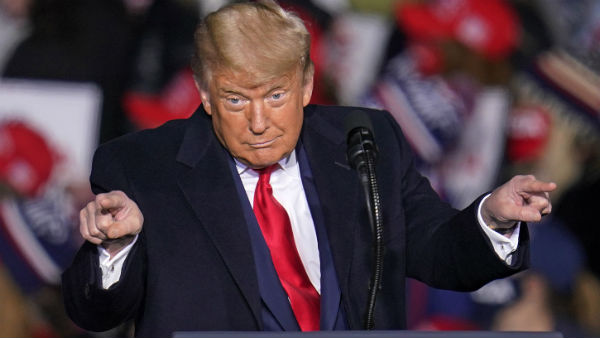 ট্রাম্পের নীতিতে ব্যাকফুটে আমেরিকা