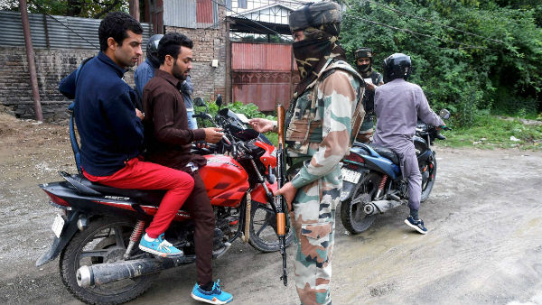 কাশ্মীরে 'সামগ্রী' পাঠানো খুবই কঠিন হয়ে পড়ছে কাশ্মীরে 'সামগ্রী' পাঠানো খুবই কঠিন হয়ে পড়ছে