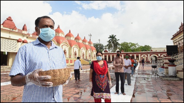 সন্ধ্যে বাড়তে ভিড় দক্ষিণেশ্বরে সন্ধ্যে বাড়তে ভিড় দক্ষিণেশ্বরে