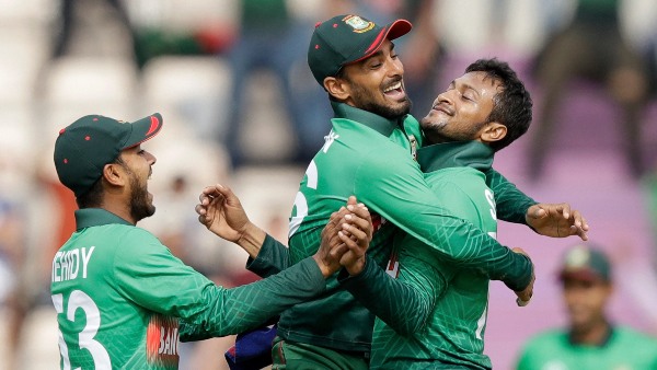 দা উঁচিয়ে প্রাণের হুমকি
