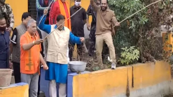 টোপ ফেলে মাছ ধরলেন দিলীপ! টোপ ফেলে মাছ ধরলেন দিলীপ!