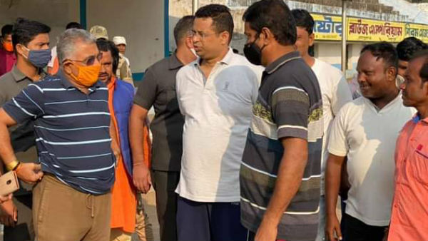 রাষ্ট্রদ্রোহে অভিযুক্তদের ধরে পাহাড়ে উঠতে চাইছেন মমতা