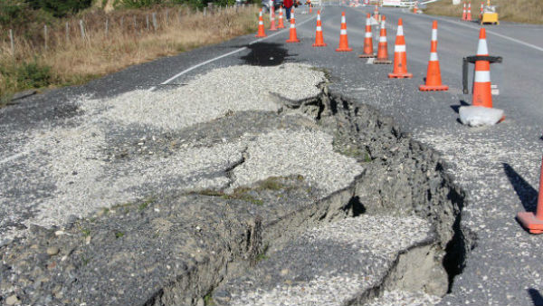 রাস্তা ও বাঁধ নির্মাণে ক্ষতি রাস্তা ও বাঁধ নির্মাণে ক্ষতি