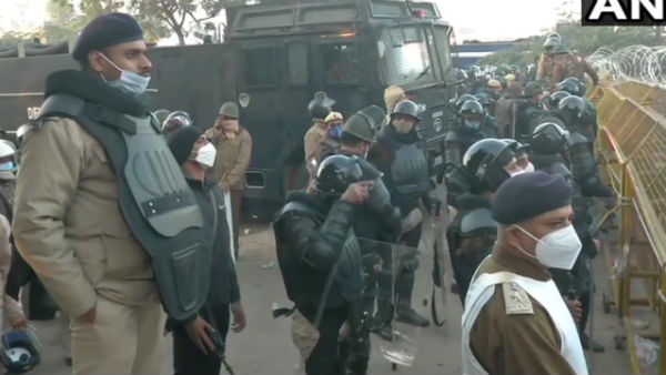 মিছিল রুখতে দিল্লি সীমান্তে বন্দোবস্ত