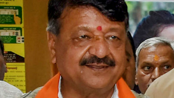 বিচলিত হয়ে পড়েছেন 