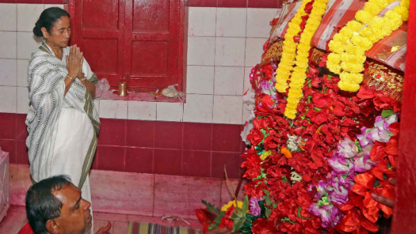 মুখ্যমন্ত্রীর বাড়িতেও কালী পুজো মুখ্যমন্ত্রীর বাড়িতেও কালী পুজো