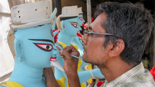 আশা-আশঙ্কার মাঝেই শেষ মুহূর্তের ব্যস্ততা কুমোরটুলি পাড়ায় আশা-আশঙ্কার মাঝেই শেষ মুহূর্তের ব্যস্ততা কুমোরটুলি পাড়ায়