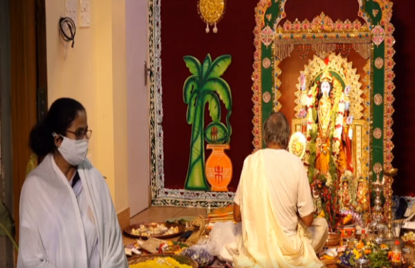  কোভিড বিধি মেনে মুখ্য়মন্ত্রী র পুজো