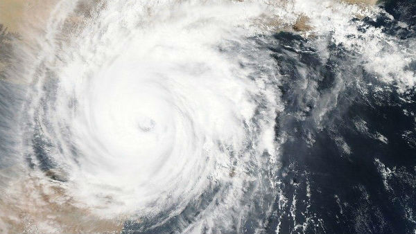 বুধবার ভোররাতে পুদুচেরি এবং তামিলনাড়ু উপকূলে আছড়ে পড়ে ঘূর্ণিঝড় নিভার