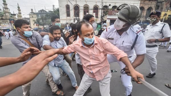 টায়ার জ্বালিয়ে বিক্ষোভ