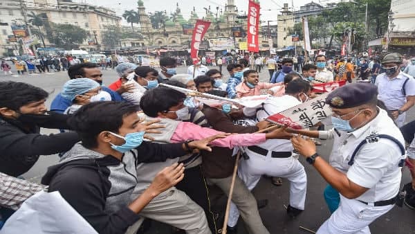 বনধ সমর্থককারীদের তাড়া করে লাঠিপেটা