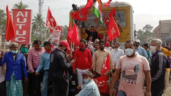 অবরোধের জেরে প্রচুর পণ্যবাহী ও যাত্রীবাহী গাড়ি আটকে