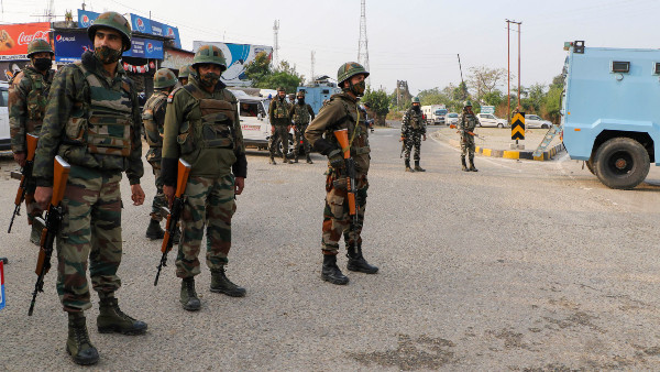 নিরাপত্তারক্ষীদের প্রশংসায় 