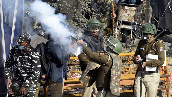 কাঁদানে গ্যাস বা জল কামান প্রয়োগের তীব্র নিন্দা কাঁদানে গ্যাস বা জল কামান প্রয়োগের তীব্র নিন্দা