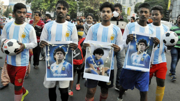 ফুটবল ঈশ্বরের সঙ্গে ফ্রেমবন্দি হতে কে না চায় ফুটবল ঈশ্বরের সঙ্গে ফ্রেমবন্দি হতে কে না চায়