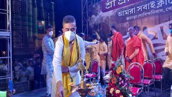 রাতে হাজির জ্যাংড়ায় কালী পুজোর উদ্বোধনে রাতে হাজির জ্যাংড়ায় কালী পুজোর উদ্বোধনে
