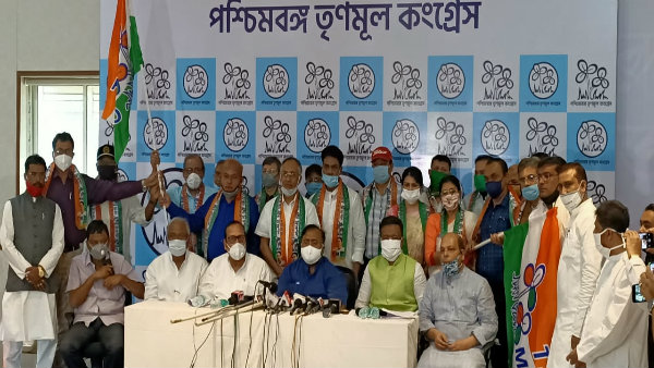 বেশ কয়েকজন প্রাক্তন আইপিএস-এর যোগদান তৃণমূলে