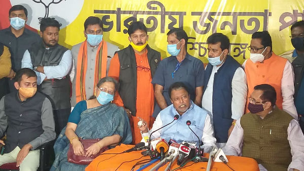 স্বাগত জানালেন মুকুল রায় স্বাগত জানালেন মুকুল রায়