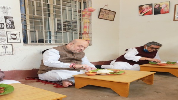 বাউলের বাড়িতে মধ্যাহ্নভোজন অমিত শাহের