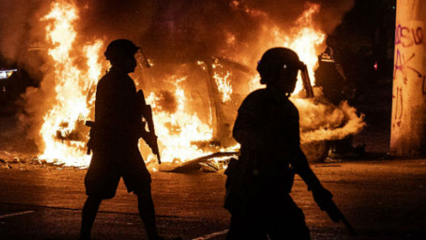 জর্জ হত্যায় উত্তাল হয় আমেরিকা জর্জ হত্যায় উত্তাল হয় আমেরিকা