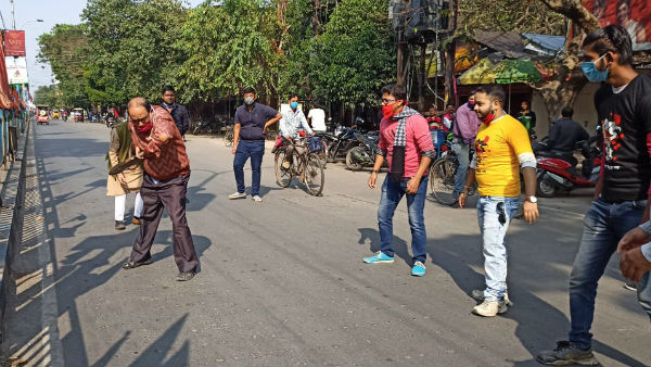কোথাও ক্রিকেট, কোথাও আলু, ফুলকপি সবজি নিয়ে ধরনা