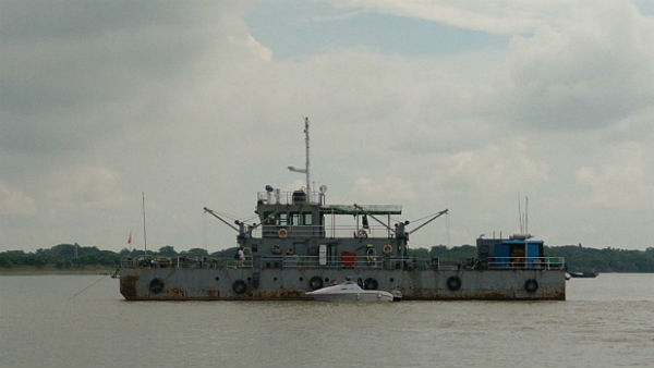 ফেরি থেকে গঙ্গায় পড়ে যায় দশটি ট্রাক ফেরি থেকে গঙ্গায় পড়ে যায় দশটি ট্রাক