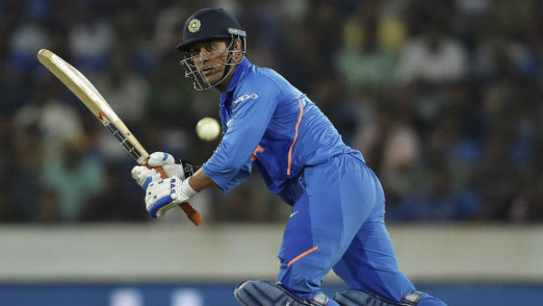 অধিনায়ক ও উইকেটকিপার অধিনায়ক ও উইকেটকিপার