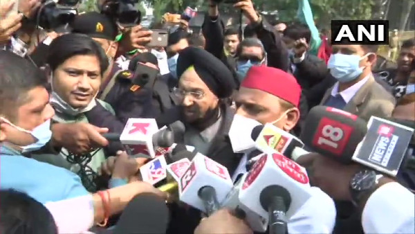 পুলিশের সঙ্গে সংঘর্ষে জড়িয়ে পড়েন সমাজবাদী পার্টির কর্মীরা পুলিশের সঙ্গে সংঘর্ষে জড়িয়ে পড়েন সমাজবাদী পার্টির কর্মীরা