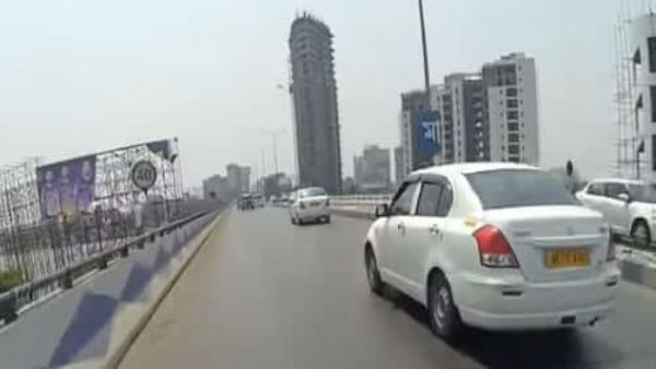 উড়ালপুলে দেওয়া হচ্ছে ফেন্সিং