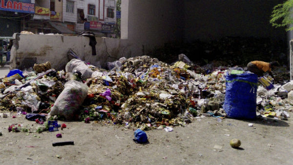 বাড়ির সামনে জঞ্জাল রেখে দিয়ে গেল পুরকর্মী, মানসিক আঘাতে মৃত্যু তেলঙ্গানার ৫৮ বছরের মহিলার বাড়ির সামনে জঞ্জাল রেখে দিয়ে গেল পুরকর্মী, মানসিক আঘাতে মৃত্যু তেলঙ্গানার ৫৮ বছরের মহিলার