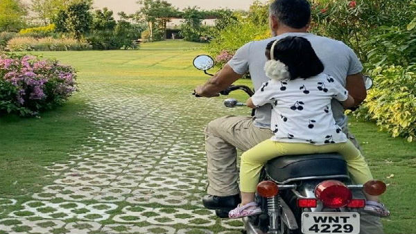 ধোনি-জিভা মুহূর্ত ধোনি-জিভা মুহূর্ত