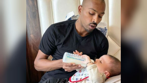 ছেলেকে দুধ খাইয়ে বছর শেষ হার্দিকের