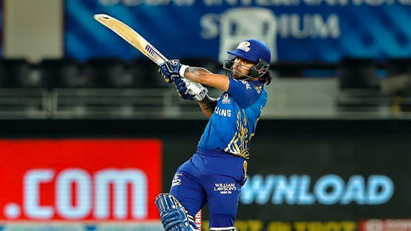 মাঠে দর্শকের চিৎকার