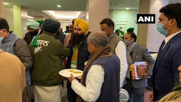 অনড় মনোভাব থেকে যেন অনেকটাই পিছু হটেছে কৃষকরা অনড় মনোভাব থেকে যেন অনেকটাই পিছু হটেছে কৃষকরা