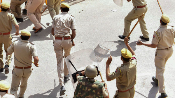 ২৮ নভেম্বর পুলিশের দ্বারস্থ হয় তরুণীর পরিবার